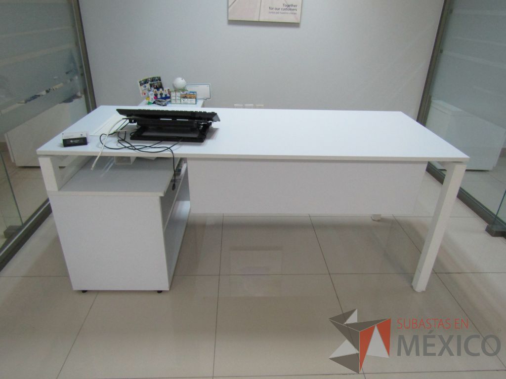 Lote 022 - Escritorio en escuadra con credenza de pedestal con 2 cajones y 1 entrepaño. - Imagen 19