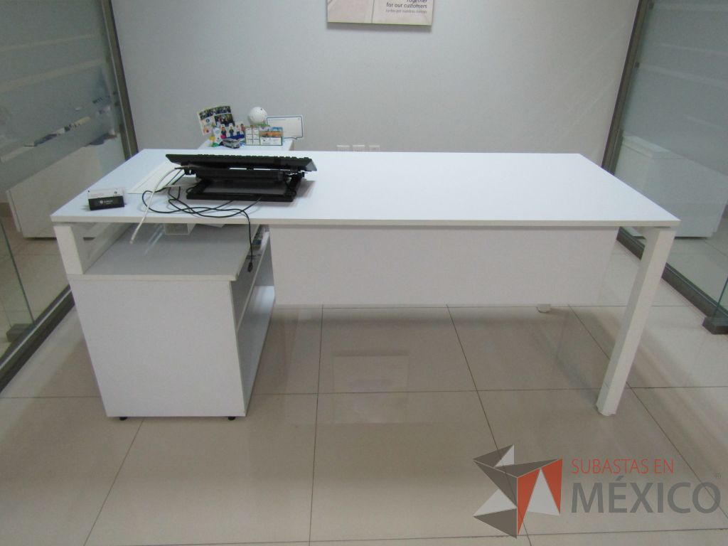 Lote 022 - Escritorio en escuadra con credenza de pedestal con 2 cajones y 1 entrepaño. - Imagen 20