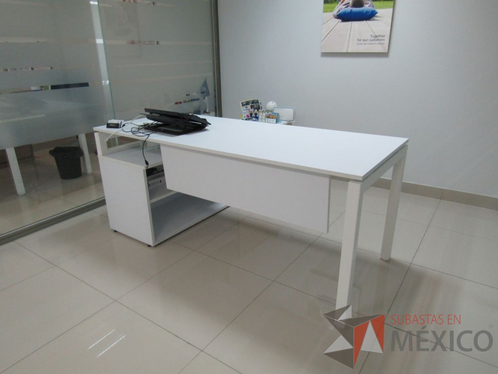 Lote 022 - Escritorio en escuadra con credenza de pedestal con 2 cajones y 1 entrepaño. - Imagen 21