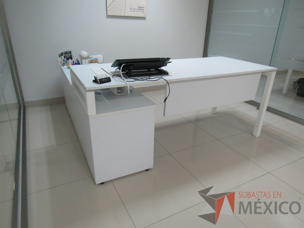 Lote 022 - Escritorio en escuadra con credenza de pedestal con 2 cajones y 1 entrepaño. - Imagen 22