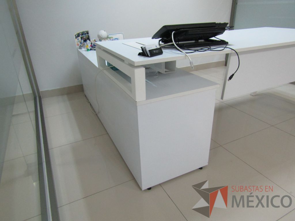 Lote 022 - Escritorio en escuadra con credenza de pedestal con 2 cajones y 1 entrepaño. - Imagen 23