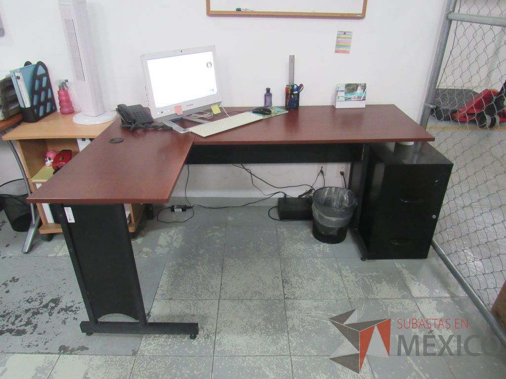 Lote 020 - Escritorio en escuadra con base de metal color café, con orificios para cable. - Imagen 2