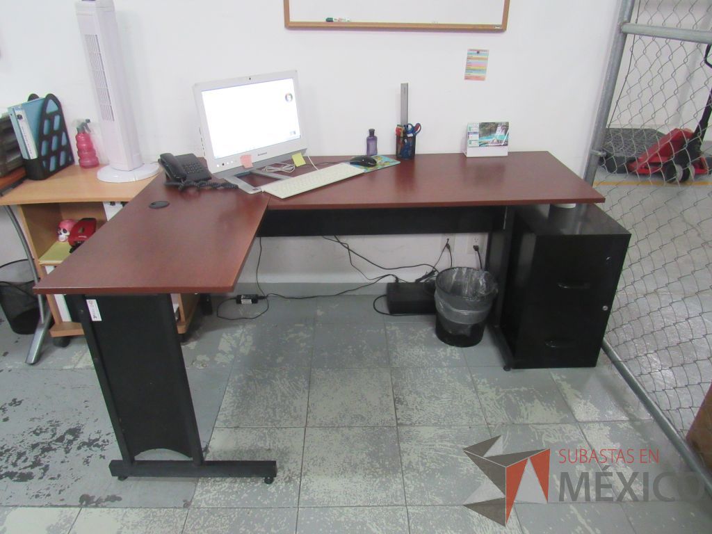 Lote 020 - Escritorio en escuadra con base de metal color café, con orificios para cable. - Imagen 3