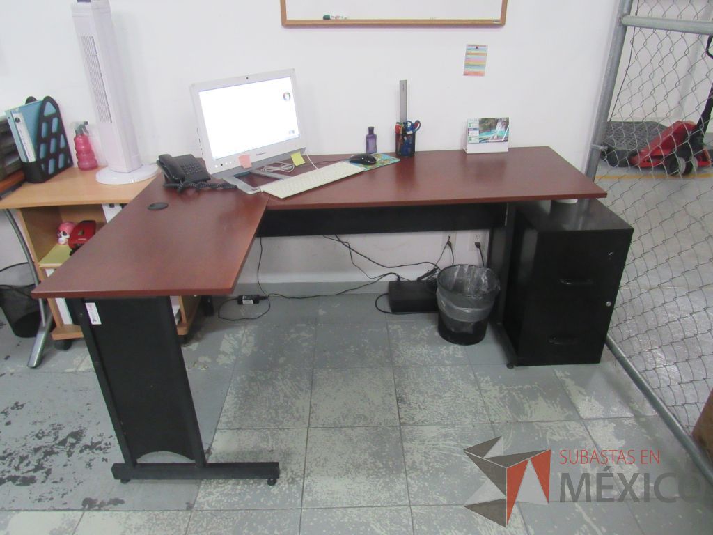 Lote 020 - Escritorio en escuadra con base de metal color café, con orificios para cable.