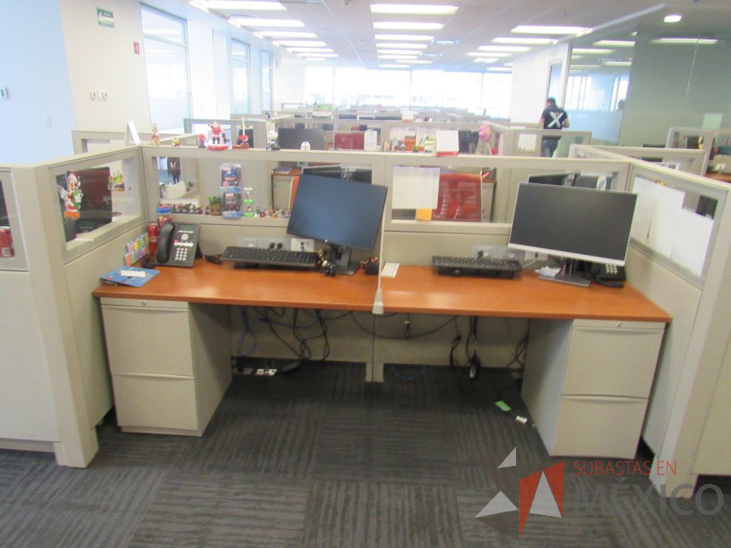Lote 130 - Estación de trabajo para 6 personas de mampara baja con 6 archiveros de pedestal de 2 cajones