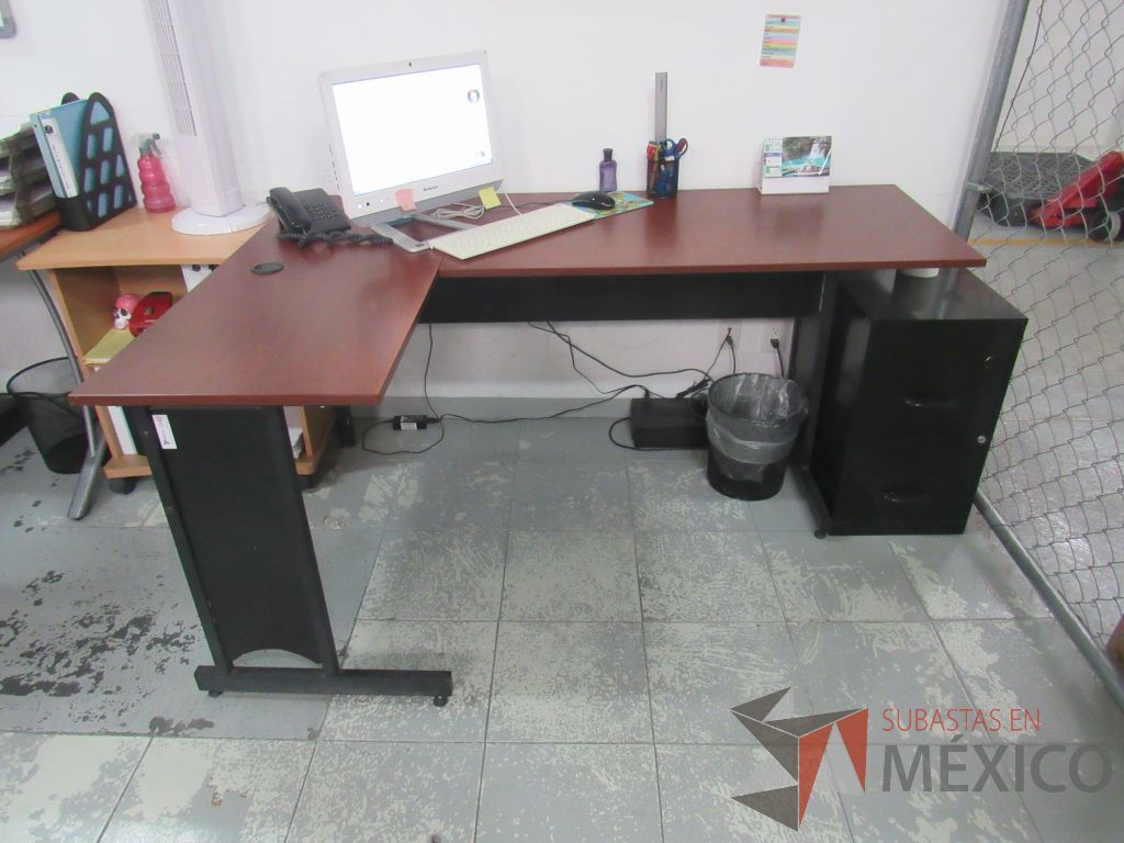 Lote 020 - Escritorio en escuadra con base de metal color café, con orificios para cable. - Imagen 8