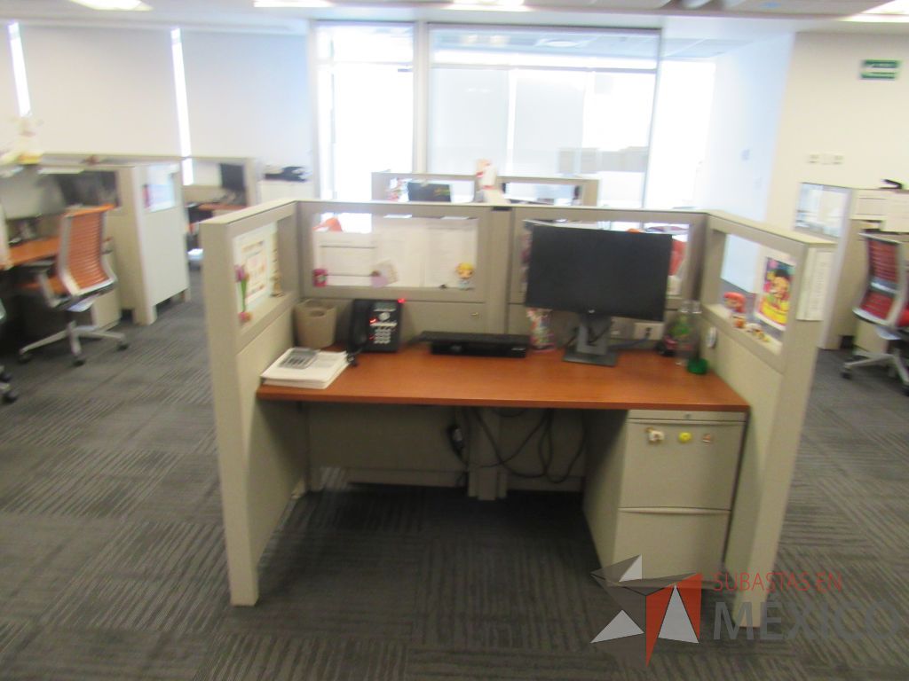 Lote 130 - Estación de trabajo para 6 personas de mampara baja con 6 archiveros de pedestal de 2 cajones - Imagen 9