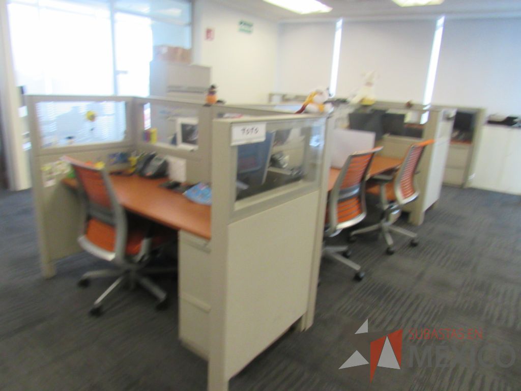 Lote 131 - Estación de trabajo para 6 personas de mampara baja con 6 archiveros de pedestal de 2 cajones - Imagen 3