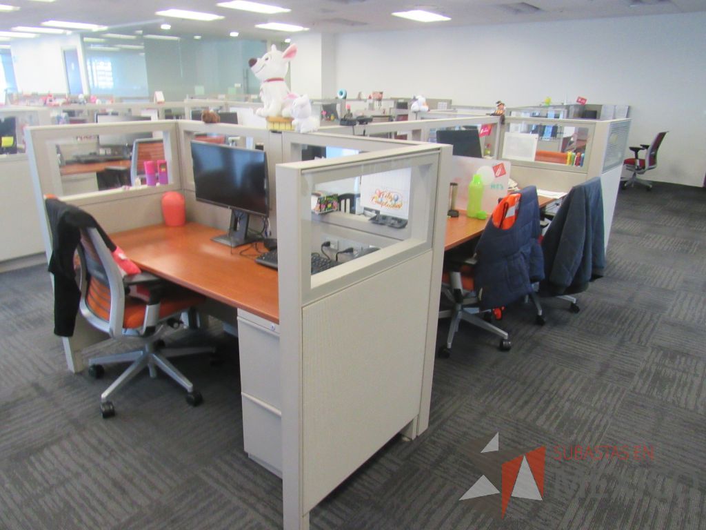 Lote 131 - Estación de trabajo para 6 personas de mampara baja con 6 archiveros de pedestal de 2 cajones - Imagen 5