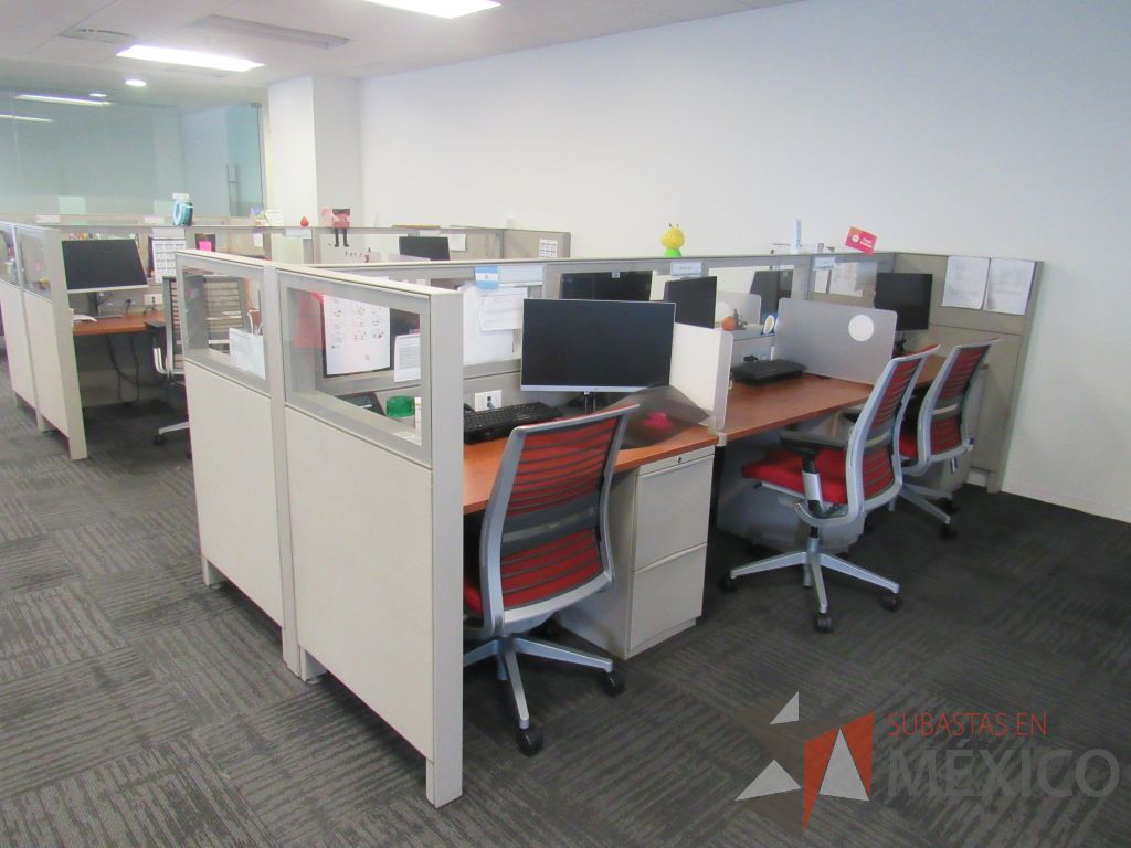 Lote 132 - Estación de trabajo para 6 personas de mampara baja con 6 archiveros de pedestal de 2 cajones - Imagen 16