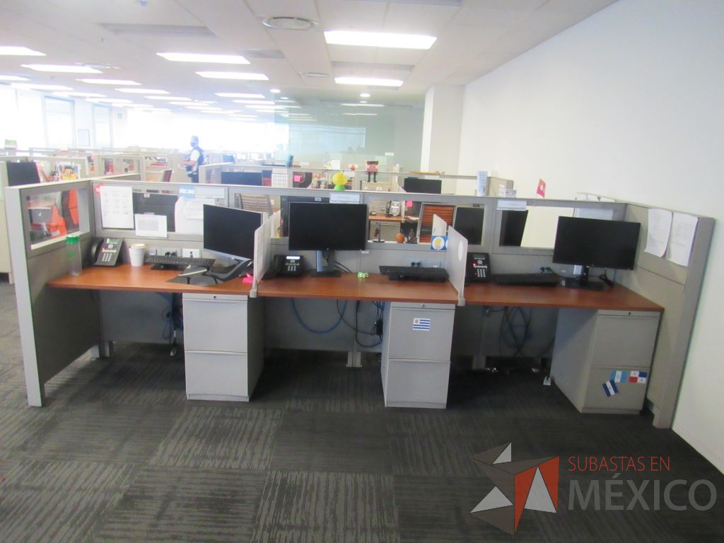 Lote 132 - Estación de trabajo para 6 personas de mampara baja con 6 archiveros de pedestal de 2 cajones - Imagen 12