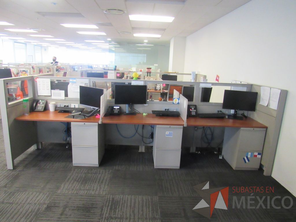 Lote 132 - Estación de trabajo para 6 personas de mampara baja con 6 archiveros de pedestal de 2 cajones - Imagen 11