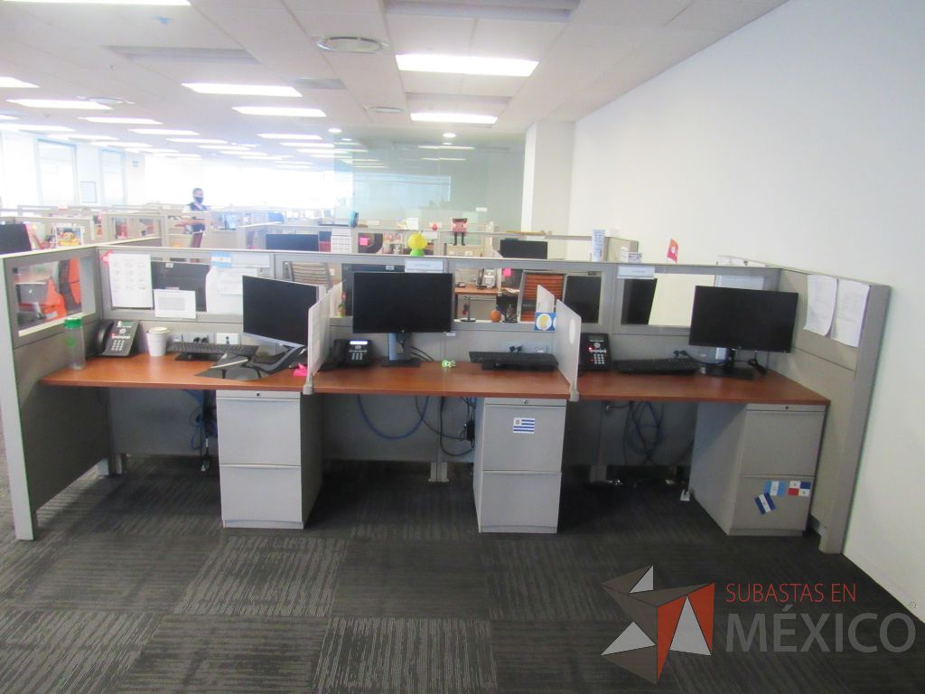 Lote 132 - Estación de trabajo para 6 personas de mampara baja con 6 archiveros de pedestal de 2 cajones - Imagen 10