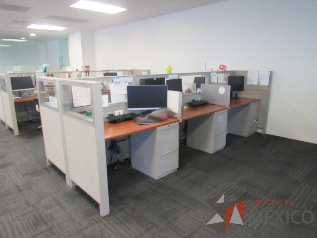 Lote 132 - Estación de trabajo para 6 personas de mampara baja con 6 archiveros de pedestal de 2 cajones