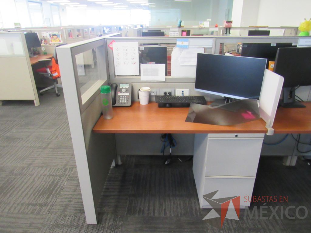 Lote 132 - Estación de trabajo para 6 personas de mampara baja con 6 archiveros de pedestal de 2 cajones - Imagen 9