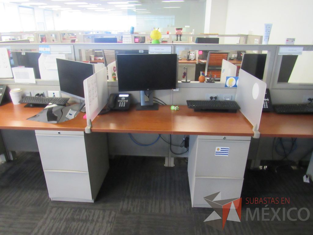 Lote 132 - Estación de trabajo para 6 personas de mampara baja con 6 archiveros de pedestal de 2 cajones - Imagen 8