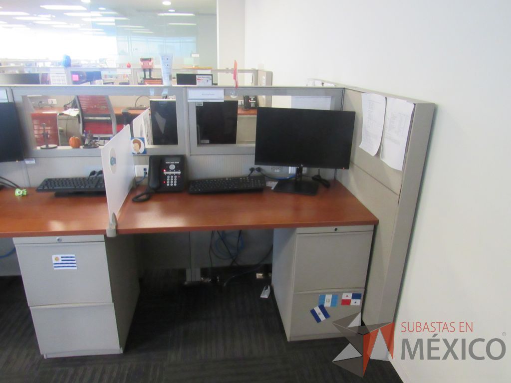 Lote 132 - Estación de trabajo para 6 personas de mampara baja con 6 archiveros de pedestal de 2 cajones - Imagen 7