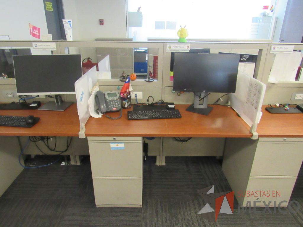 Lote 132 - Estación de trabajo para 6 personas de mampara baja con 6 archiveros de pedestal de 2 cajones - Imagen 4