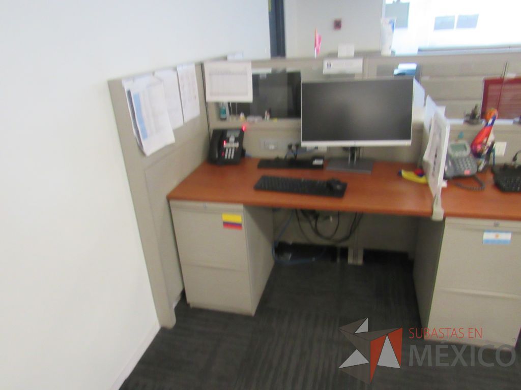 Lote 132 - Estación de trabajo para 6 personas de mampara baja con 6 archiveros de pedestal de 2 cajones - Imagen 3