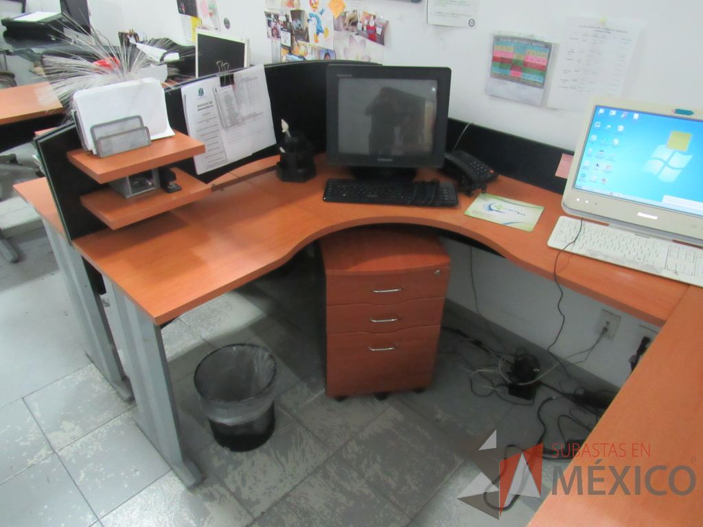 Lote 021 - Escritorio en forma de herradura para 1 persona con archivero móvil de 3 cajones. - Imagen 11