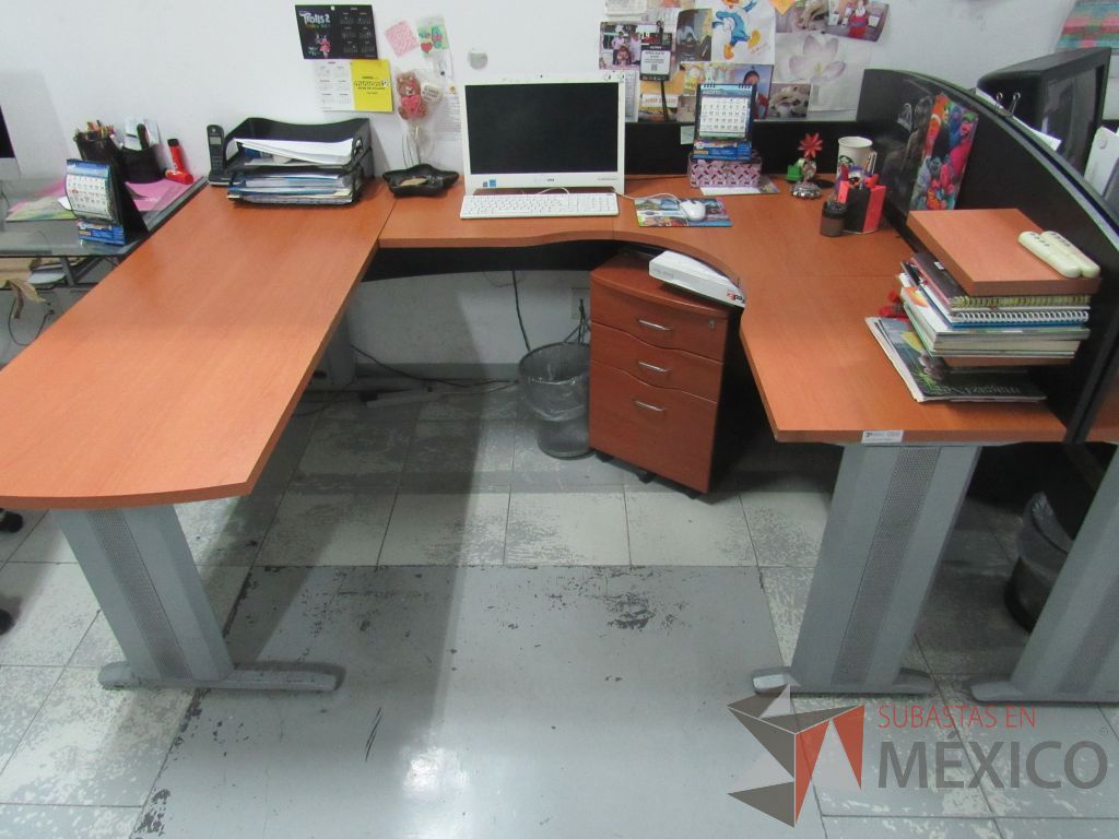 Lote 031 - Escritorio en forma de herradura para 1 persona con archivero móvil de 3 cajones. - Imagen 2