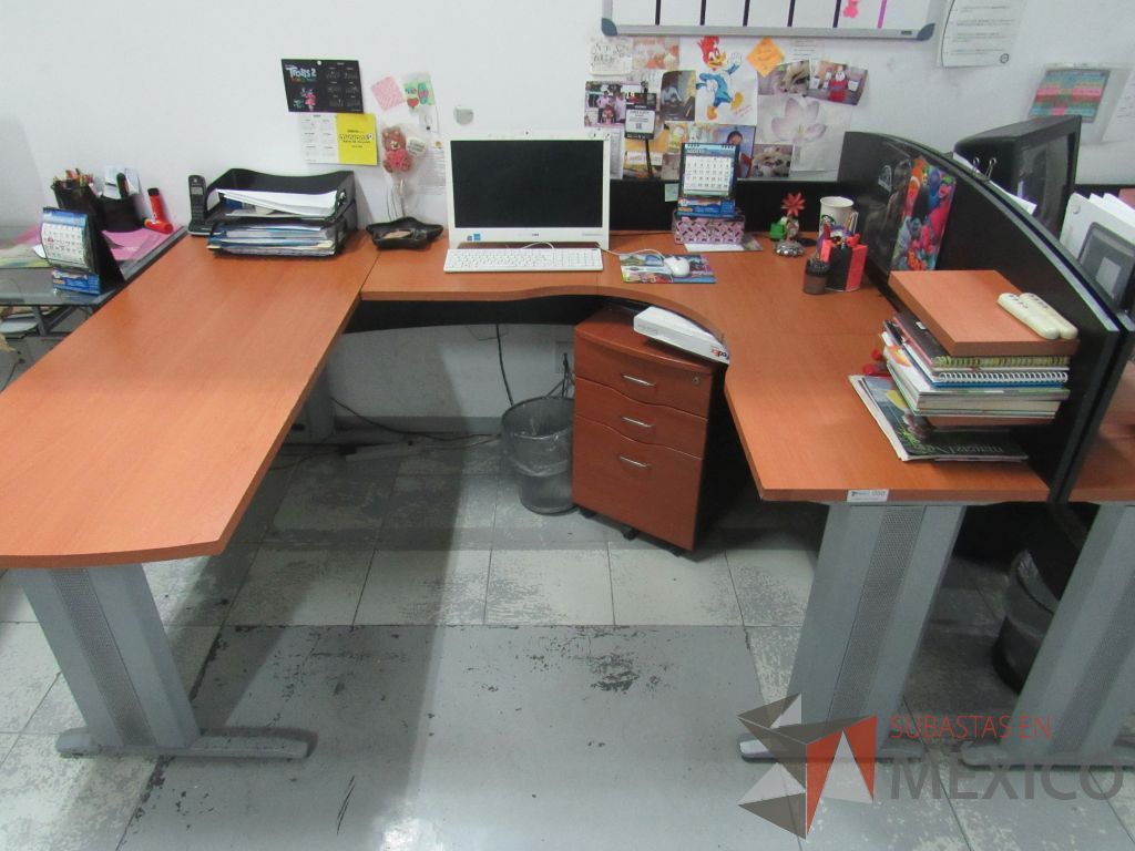 Lote 031 - Escritorio en forma de herradura para 1 persona con archivero móvil de 3 cajones. - Imagen 4