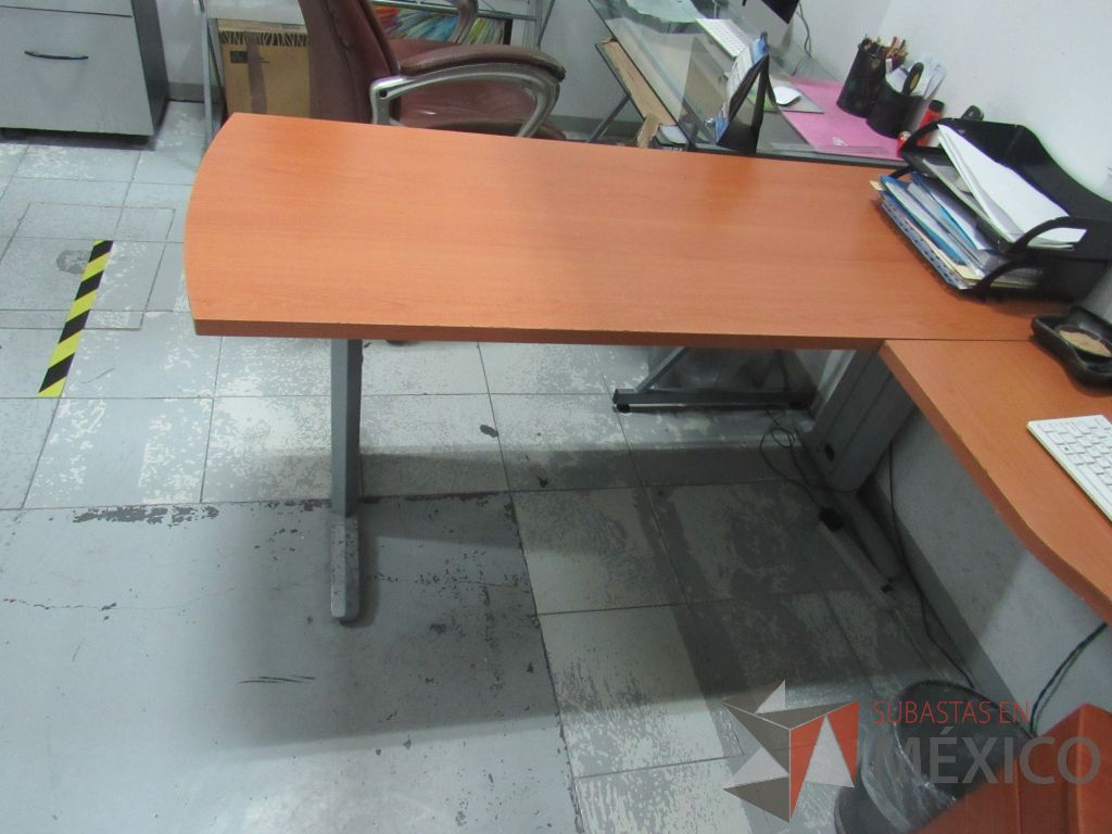 Lote 031 - Escritorio en forma de herradura para 1 persona con archivero móvil de 3 cajones. - Imagen 9