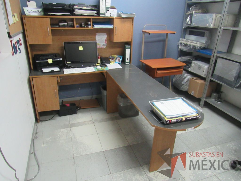 Lote 009 - Silla tipo piel y escritorio en escuadra con 3 puertas y 1 repisa. - Imagen 2