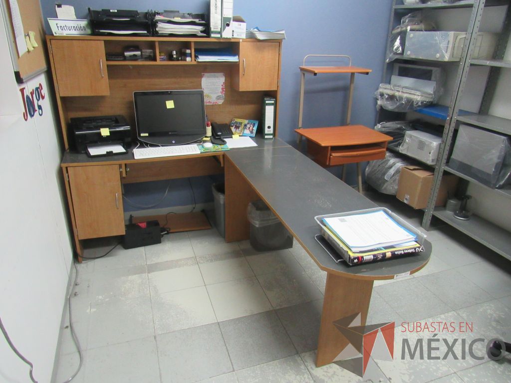 Lote 009 - Silla tipo piel y escritorio en escuadra con 3 puertas y 1 repisa. - Imagen 25