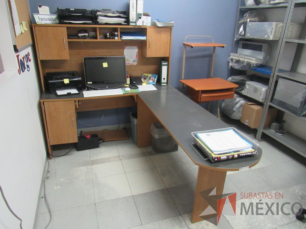 Lote 009 - Silla tipo piel y escritorio en escuadra con 3 puertas y 1 repisa. - Imagen 24