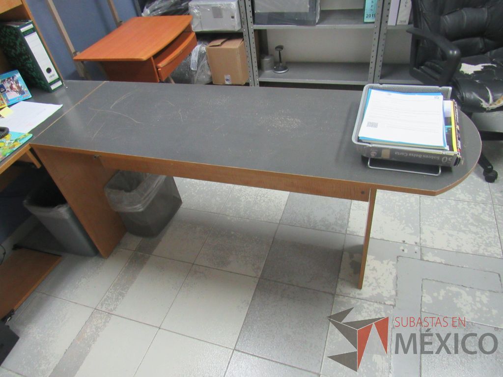Lote 009 - Silla tipo piel y escritorio en escuadra con 3 puertas y 1 repisa. - Imagen 23
