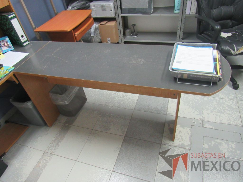 Lote 009 - Silla tipo piel y escritorio en escuadra con 3 puertas y 1 repisa. - Imagen 22