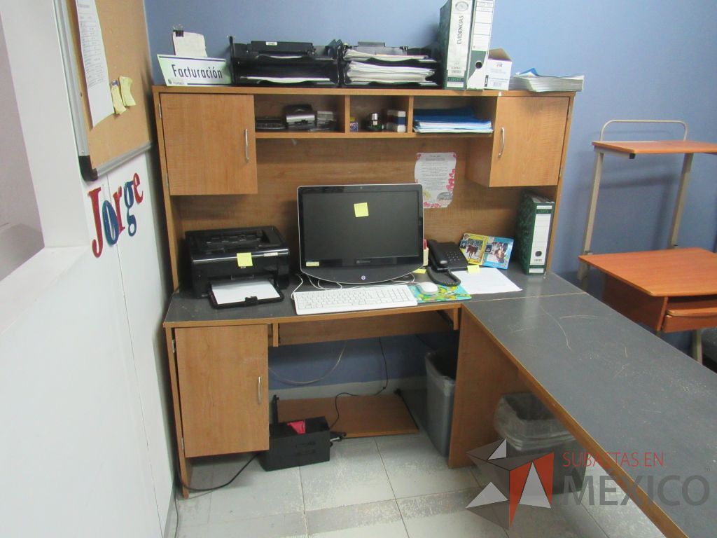 Lote 009 - Silla tipo piel y escritorio en escuadra con 3 puertas y 1 repisa. - Imagen 21