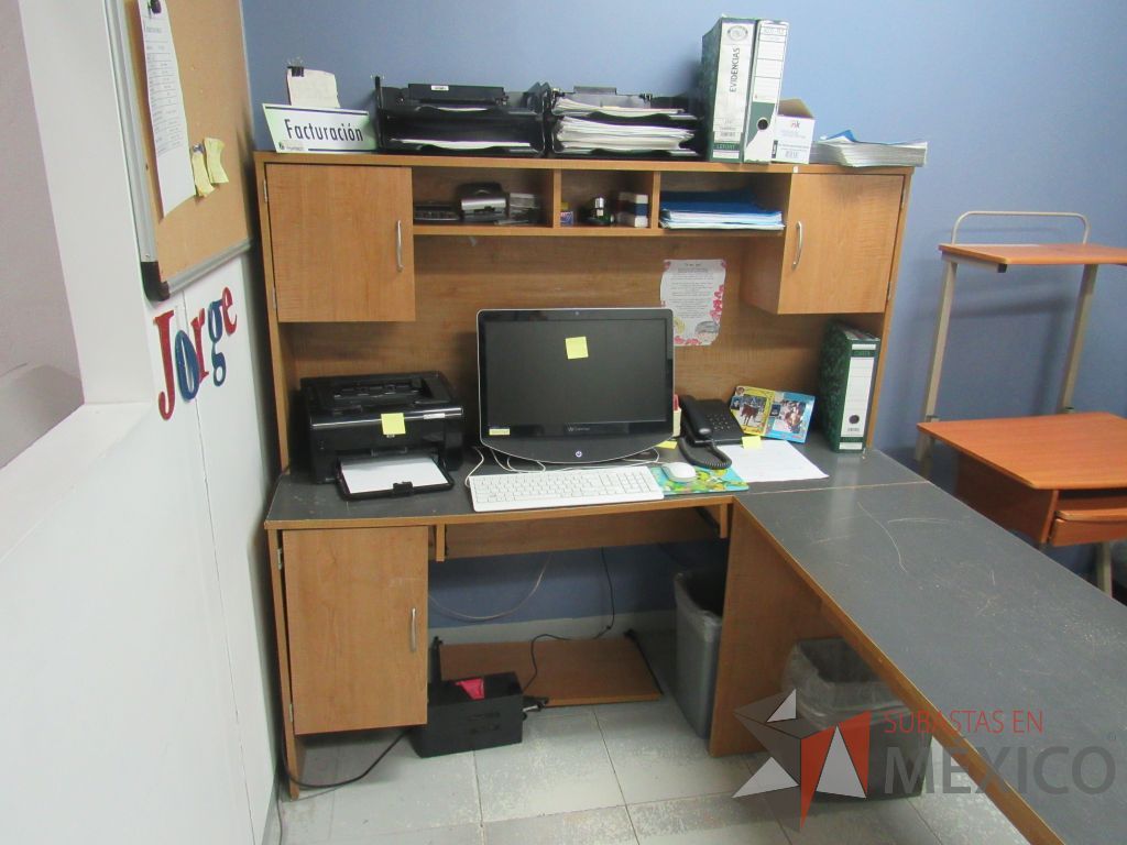 Lote 009 - Silla tipo piel y escritorio en escuadra con 3 puertas y 1 repisa. - Imagen 20