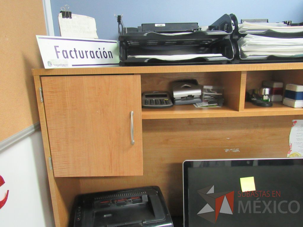 Lote 009 - Silla tipo piel y escritorio en escuadra con 3 puertas y 1 repisa. - Imagen 19