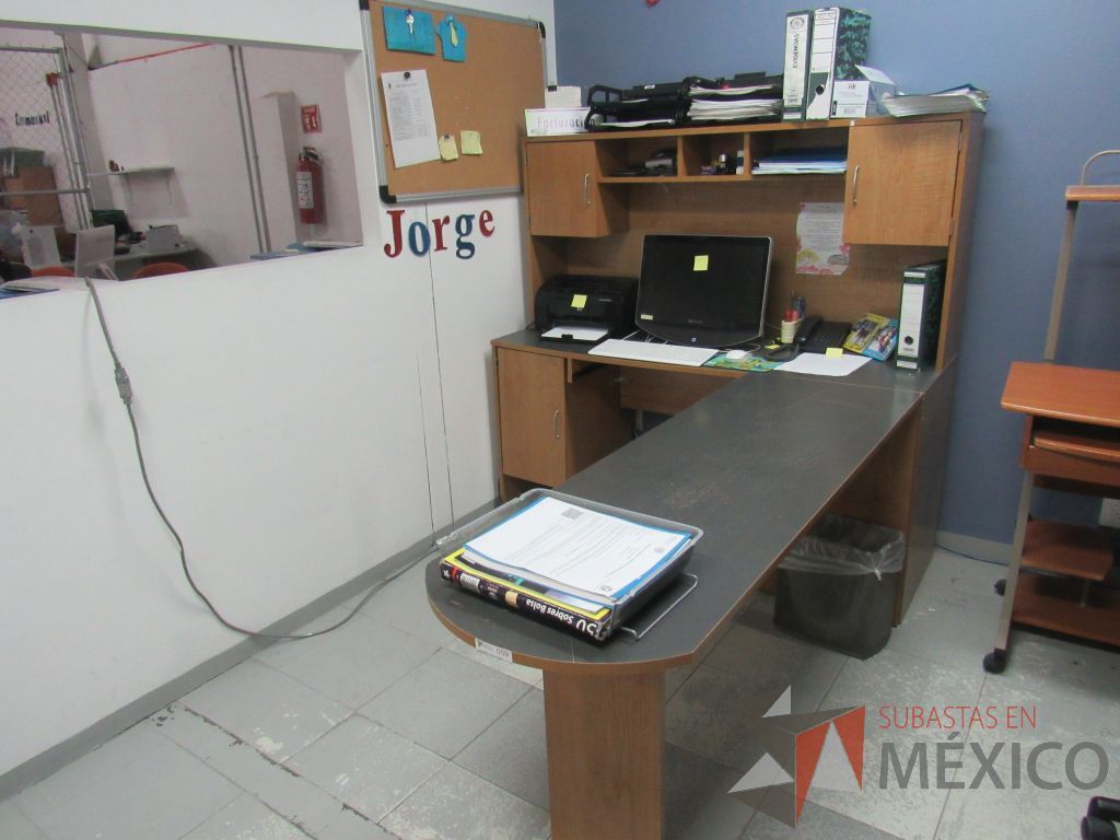 Lote 009 - Silla tipo piel y escritorio en escuadra con 3 puertas y 1 repisa. - Imagen 16