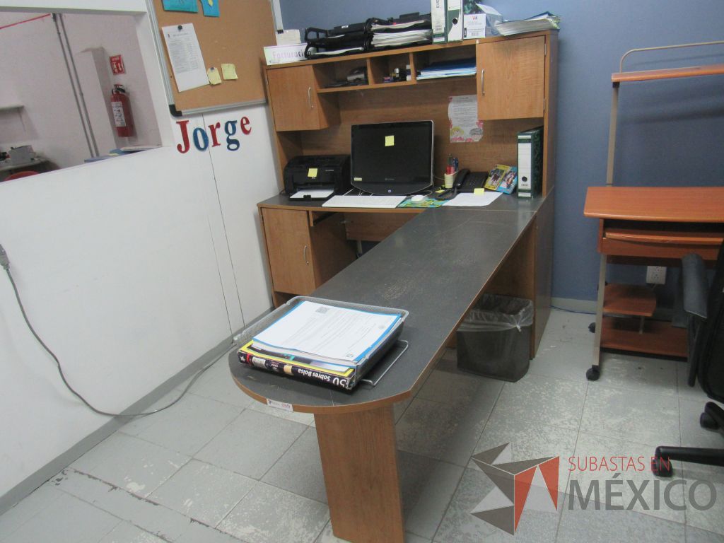 Lote 009 - Silla tipo piel y escritorio en escuadra con 3 puertas y 1 repisa. - Imagen 15