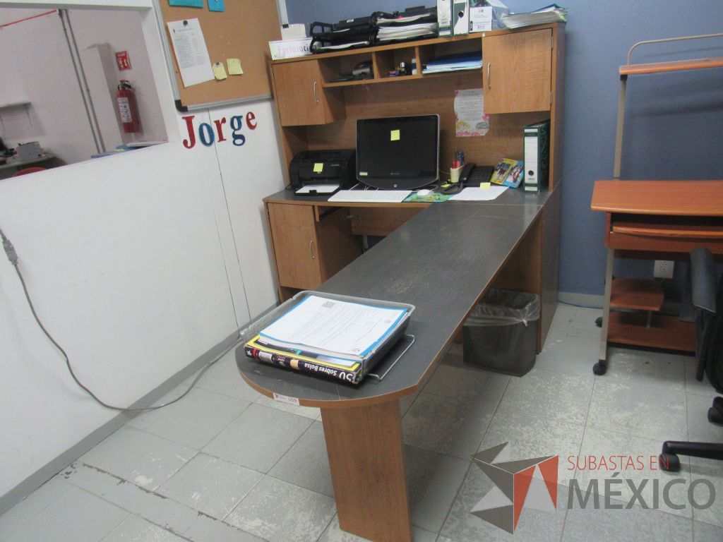 Lote 009 - Silla tipo piel y escritorio en escuadra con 3 puertas y 1 repisa. - Imagen 14