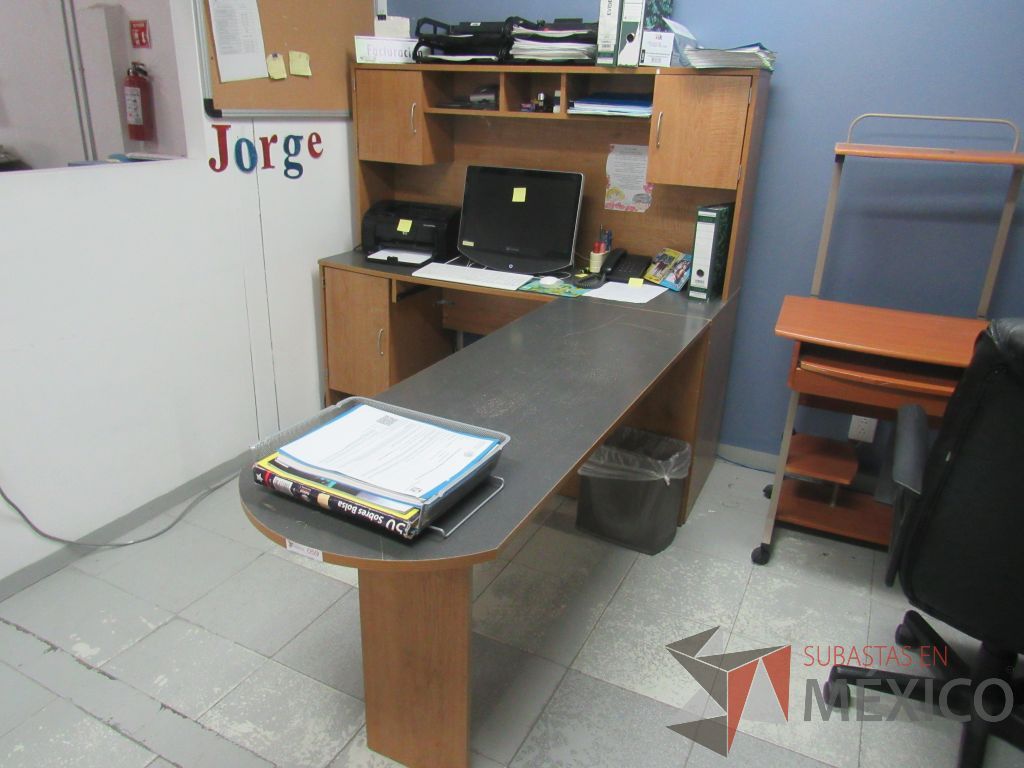 Lote 009 - Silla tipo piel y escritorio en escuadra con 3 puertas y 1 repisa. - Imagen 13