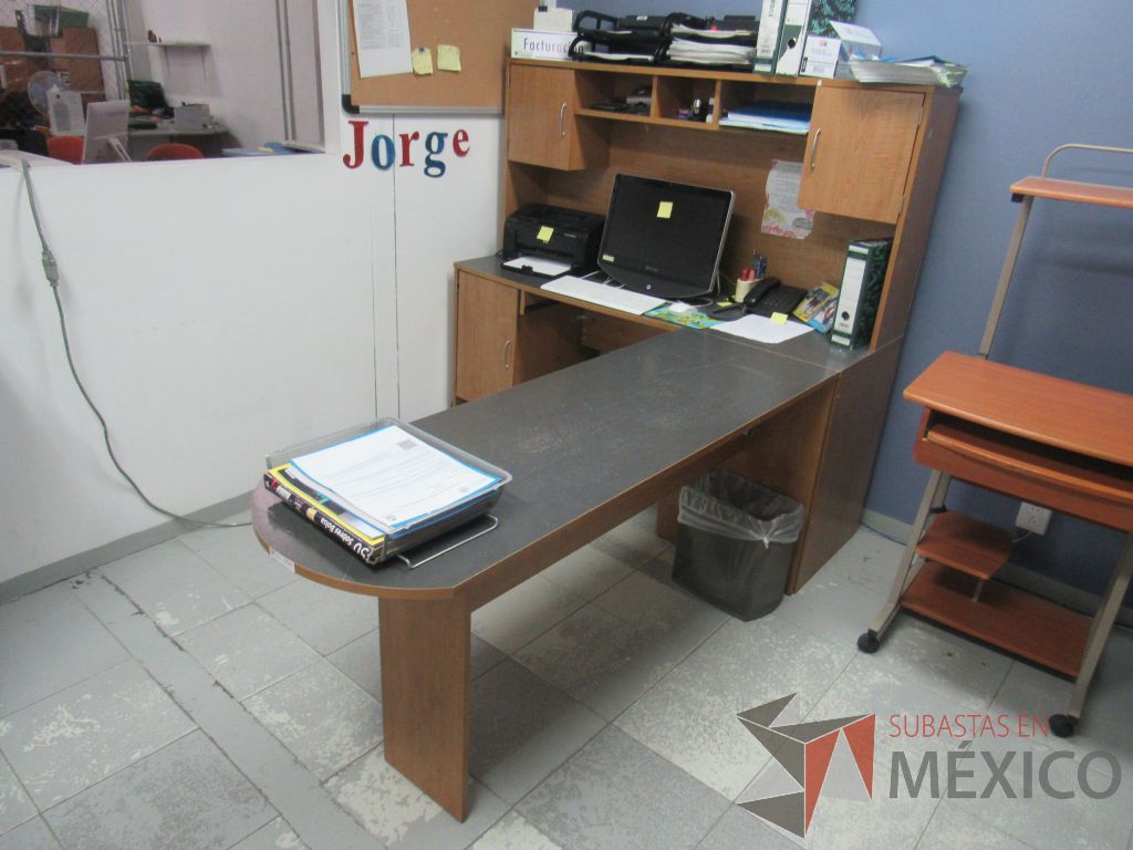 Lote 009 - Silla tipo piel y escritorio en escuadra con 3 puertas y 1 repisa. - Imagen 12