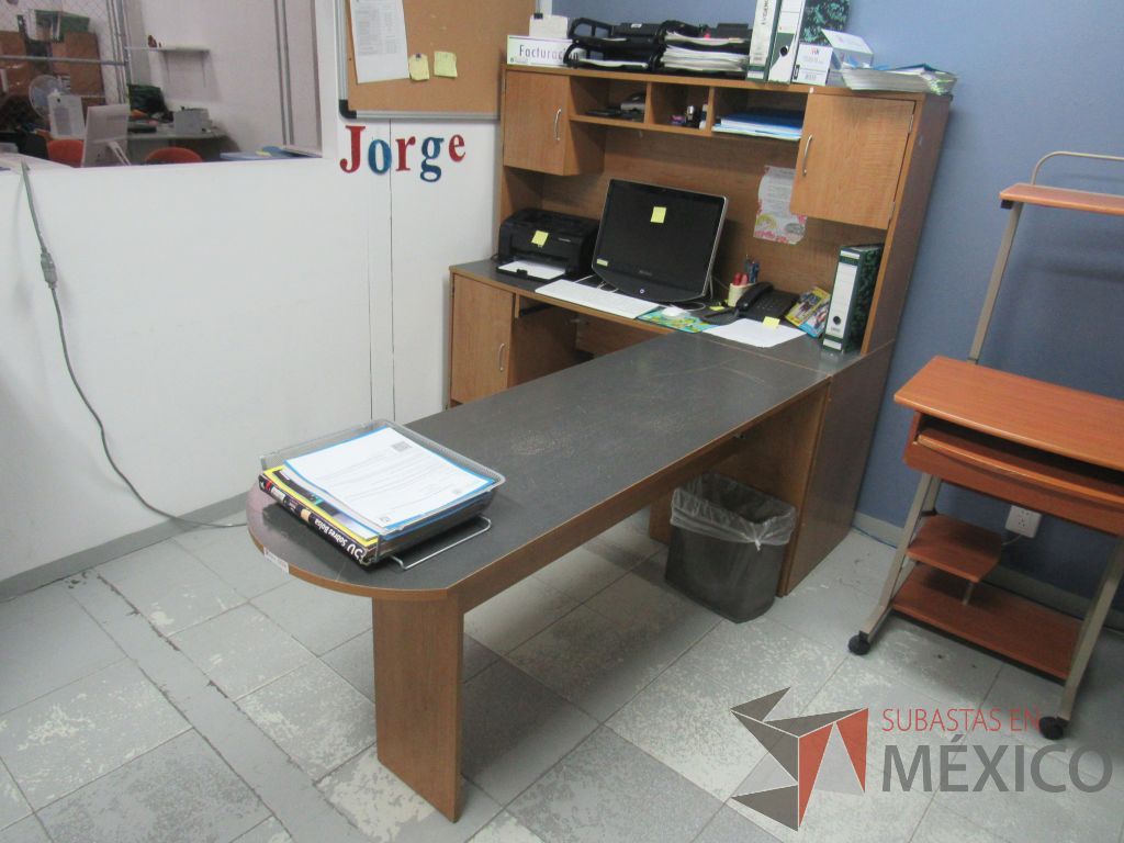 Lote 009 - Silla tipo piel y escritorio en escuadra con 3 puertas y 1 repisa. - Imagen 11