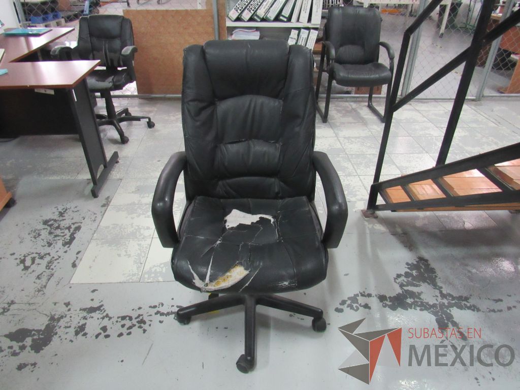 Lote 009 - Silla tipo piel y escritorio en escuadra con 3 puertas y 1 repisa. - Imagen 10