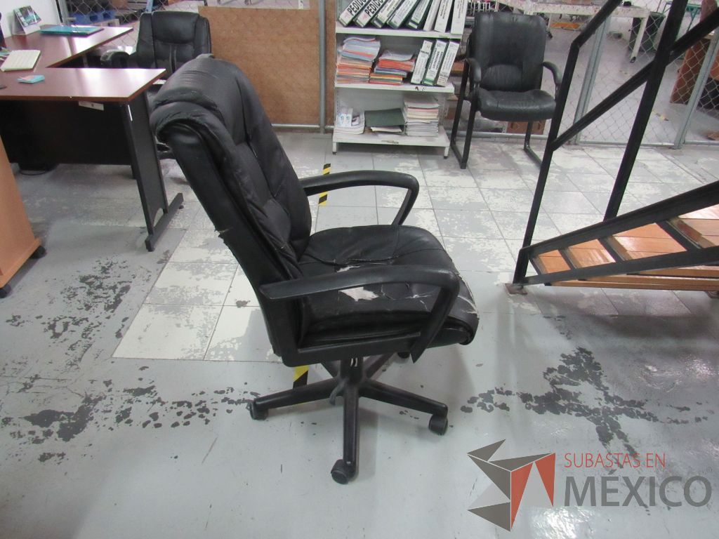 Lote 009 - Silla tipo piel y escritorio en escuadra con 3 puertas y 1 repisa. - Imagen 8
