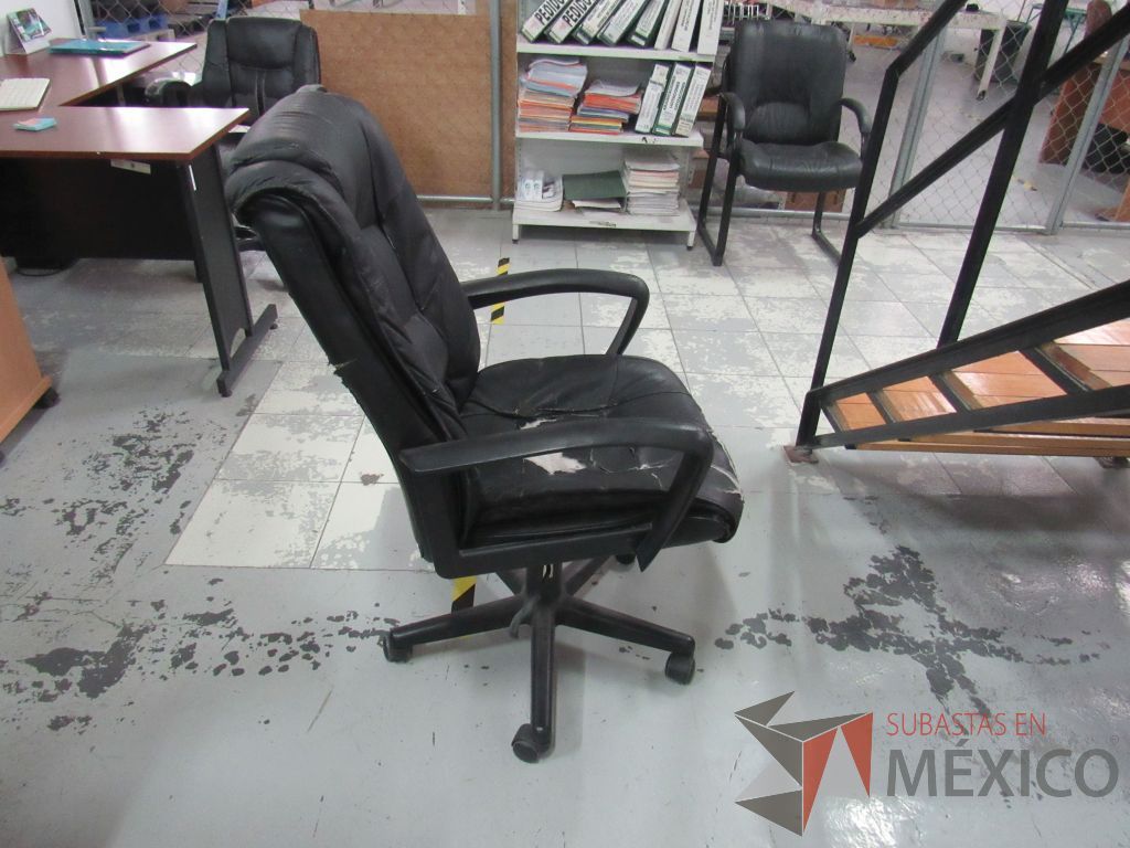 Lote 009 - Silla tipo piel y escritorio en escuadra con 3 puertas y 1 repisa. - Imagen 7