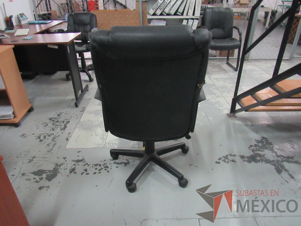 Lote 009 - Silla tipo piel y escritorio en escuadra con 3 puertas y 1 repisa. - Imagen 6