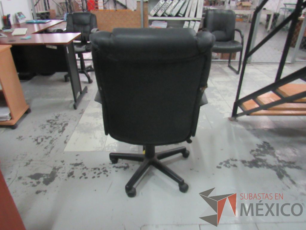 Lote 009 - Silla tipo piel y escritorio en escuadra con 3 puertas y 1 repisa. - Imagen 5