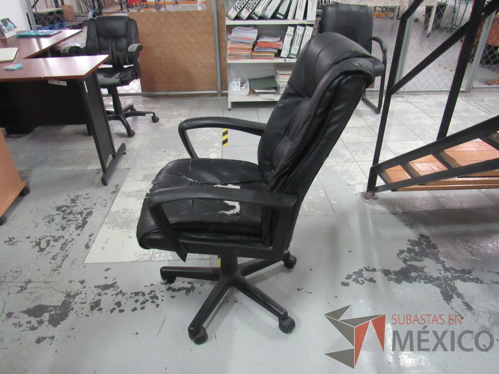 Lote 009 - Silla tipo piel y escritorio en escuadra con 3 puertas y 1 repisa. - Imagen 4
