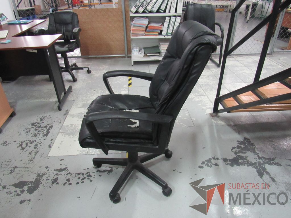Lote 009 - Silla tipo piel y escritorio en escuadra con 3 puertas y 1 repisa. - Imagen 3