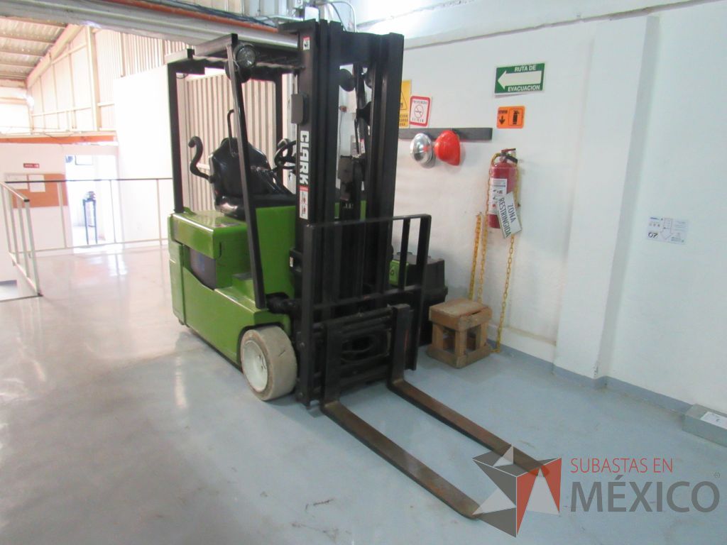 Lote 003 - Montacargas Clark, Tipo E, 2394 kg con caja para cargar