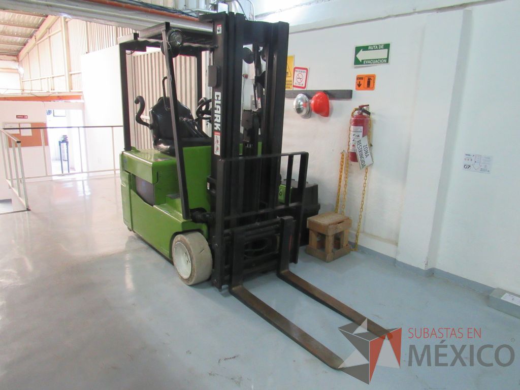 Lote 003 - Montacargas Clark, Tipo E, 2394 kg con caja para cargar - Imagen 2